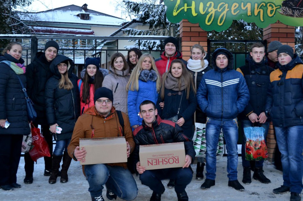 З новорічними подарунками до дитячого будинку